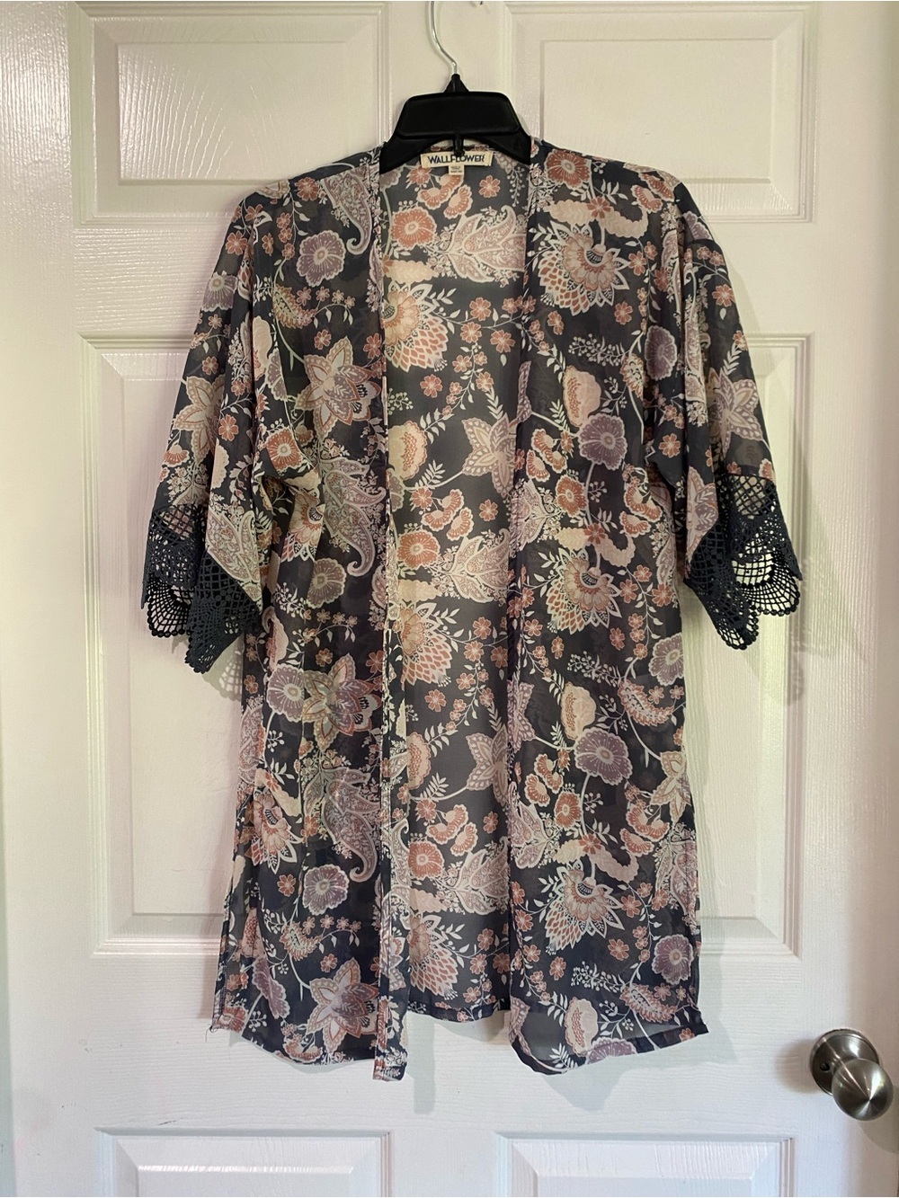Wallflower Kimono Gray Pink Open Front XS Boho Paisley Floral Lace Trim